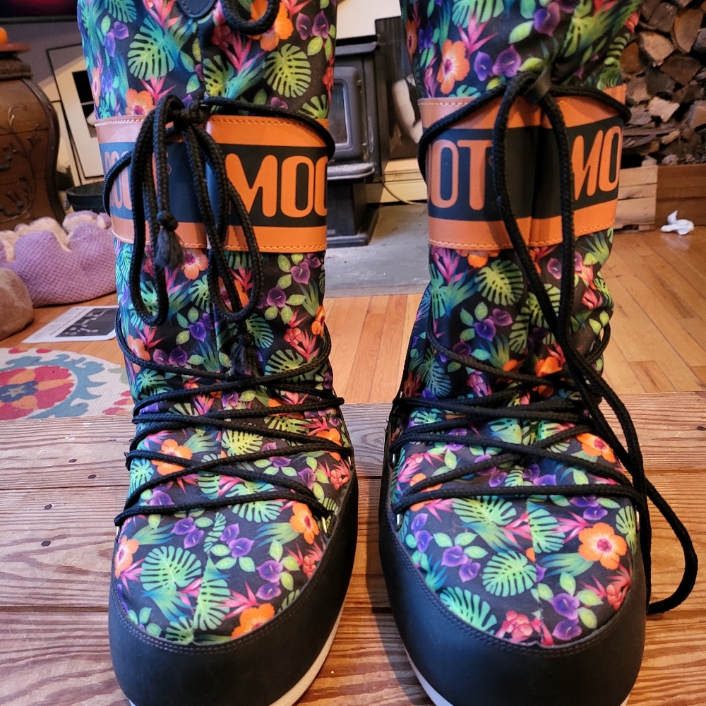 TECNICA TROPICAL MOON BOOTS! NEW UNIQUE! SIZE 8.5. AMAZING. SNOW, SKI! $329